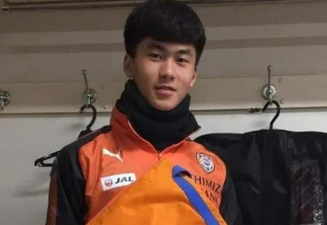 欧冠末轮巴萨2-3客负安特卫普但仍头名出线，赛后哈维出席发布会并表示球队有必要进行自我批评。